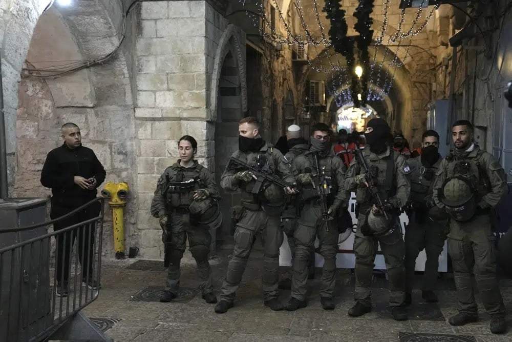 Efectivos de la policía de Israel, desplegados en la Ciudad Vieja de Jerusalén horas después del allanamiento del complejo de la mezquita de Al-Aqsa, el 5 de abril de 2023
