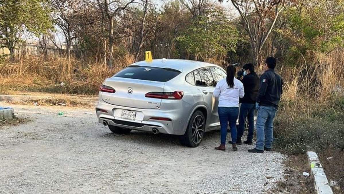 El automóvil en el que fueron hallados los cuerpos