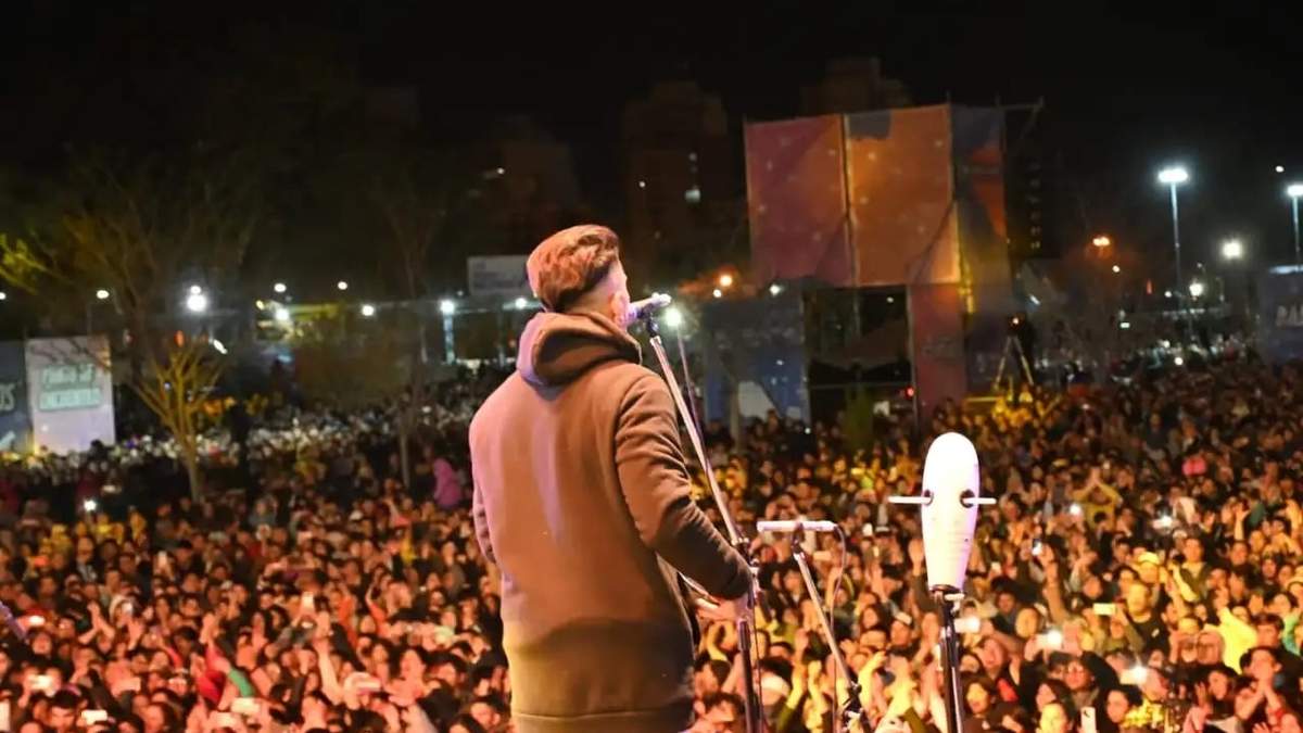 Q´Lokura en su presentación en la Fiesta de la Confluencia. Fuente: (Twitter)