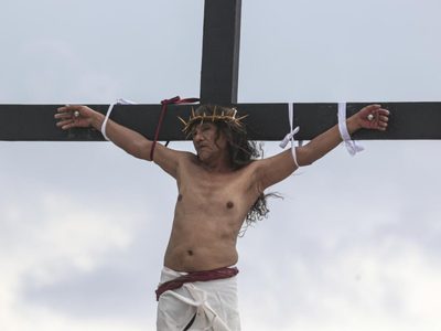 Aldeano filipino se hace crucificar por 35ta vez para rezar por la paz mundial