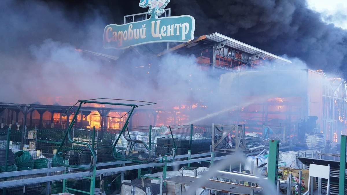 Bomberos combaten un incendio después de que dos bombas guiadas alcanzaran una gran tienda de suministros de construcción en Járkov, Ucrania