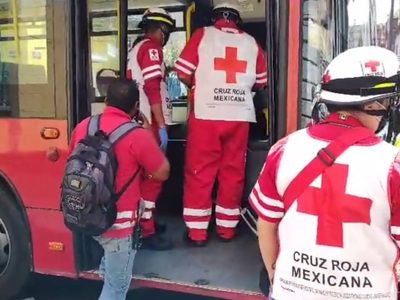 Chofer de la Línea 4 del Metrobús pierde control de la unidad y choca