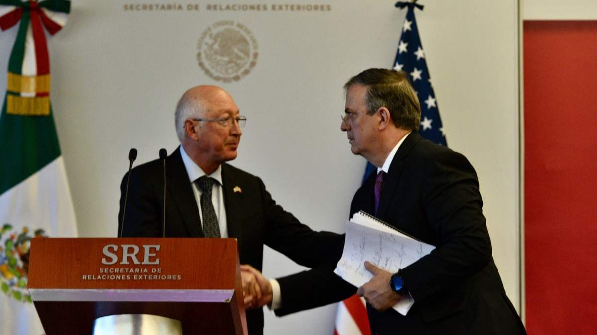 El embajador de EU, Ken Salazar y el canciller Marcelo Ebrard