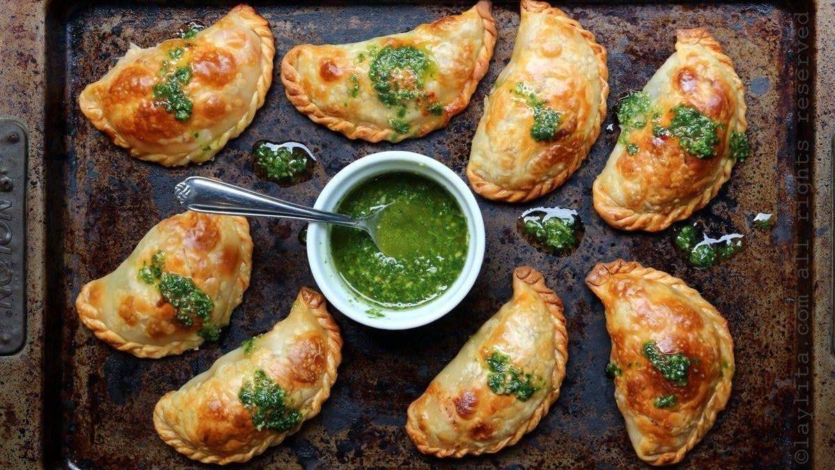 El futbolista Sotomayor vende empanadas. Fuente: (Twitter)