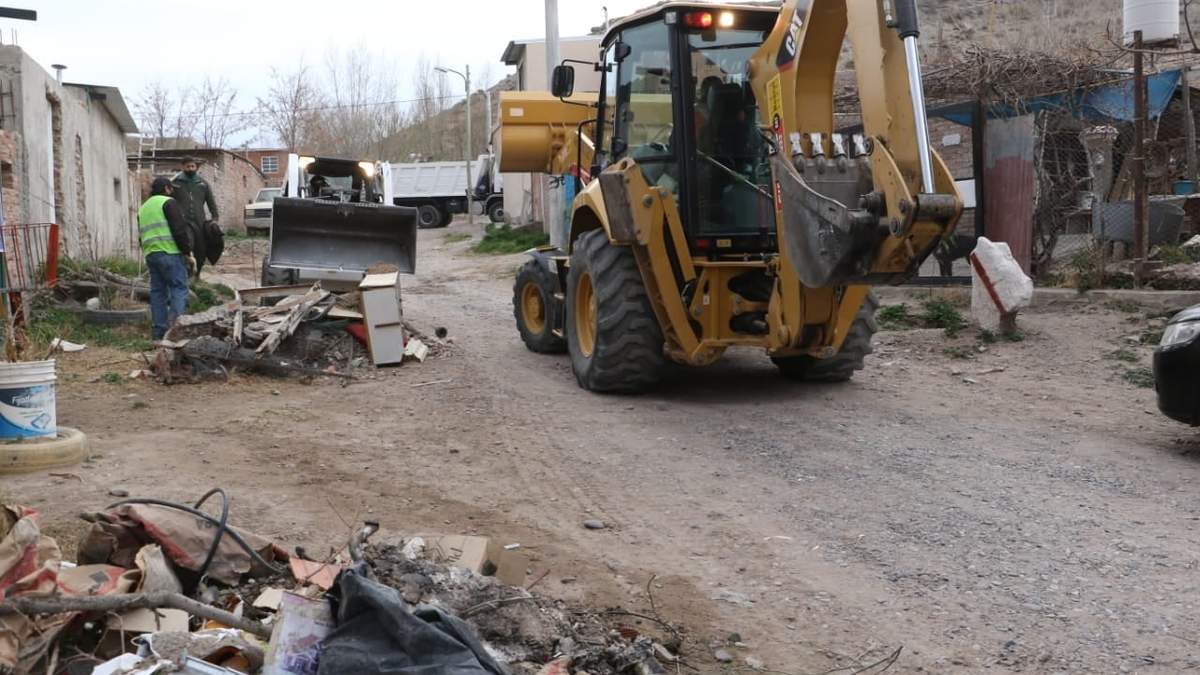 Operativo de limpieza en un barrio de Neuquén Capital. Fuente: (Twitter)
