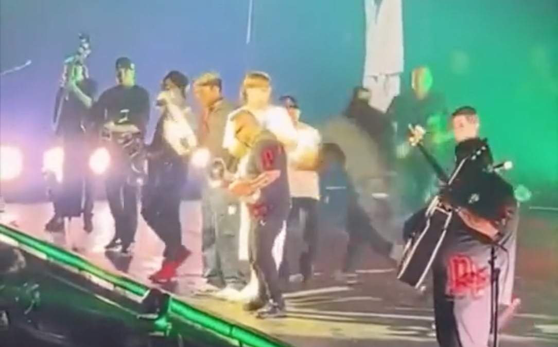 El momento del incidente durante el concierto del cantante tapatío