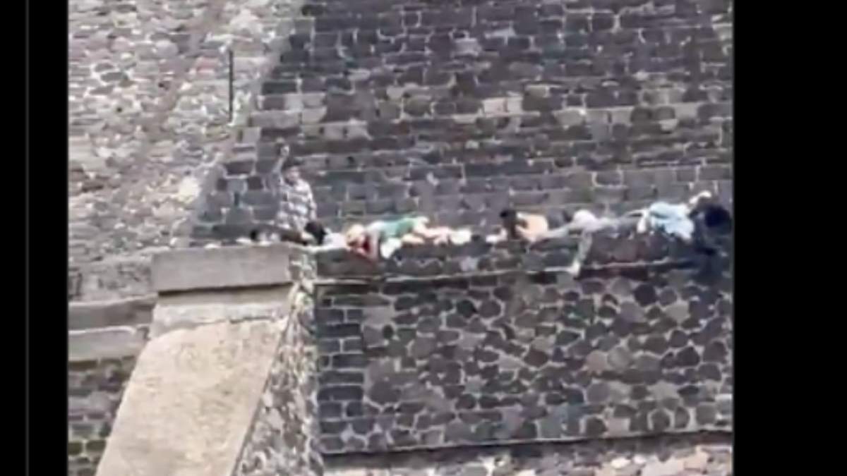 Hombre dispara desde la Pirámide de la Luna, al parecer personas están agachadas al lado