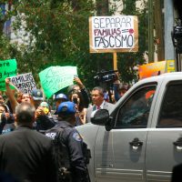 Deportados protestan frente a casa de transición de AMLO; reclaman atención a migrantes