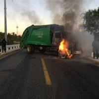 Incendian dos tractocamiones y un autobús en la carretera Acapulco-Zihuatanejo (Video)