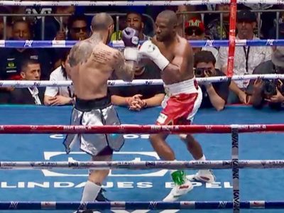 Abuchean a Floyd Mayweather Jr. y a John Gotti III por su pelea de exhibición en México (Video)
