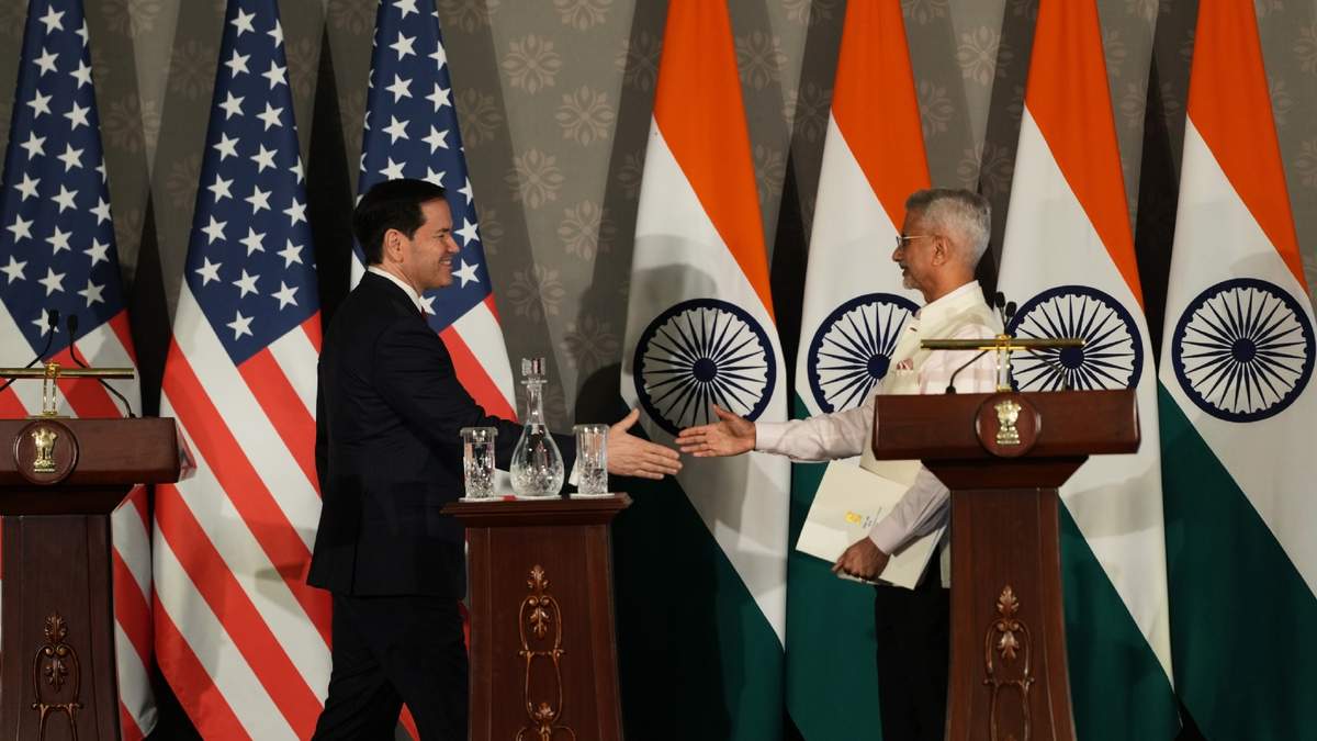 El secretario de Estado de Estados Unidos, Marco Rubio, a la izquierda, camina para estrechar la mano del ministro indio de Relaciones Exteriores, S. Jaishankar, tras ofrecer una conferencia de prensa conjunta después de reunirse el domingo 24 de mayo de 2026, en Nueva Delhi, India