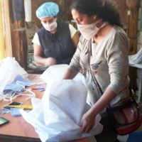 Mujeres de Cooperativa de Villa Pehuenia confeccionan más de 5 mil protectores faciales