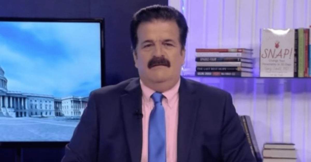 El presentador de radio de Trumper Newsmax, Dick Farrell