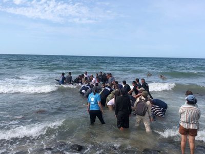 Con maquinaria, palas, cubetas... así liberaron a una ballena varada en Puerto Peñasco
