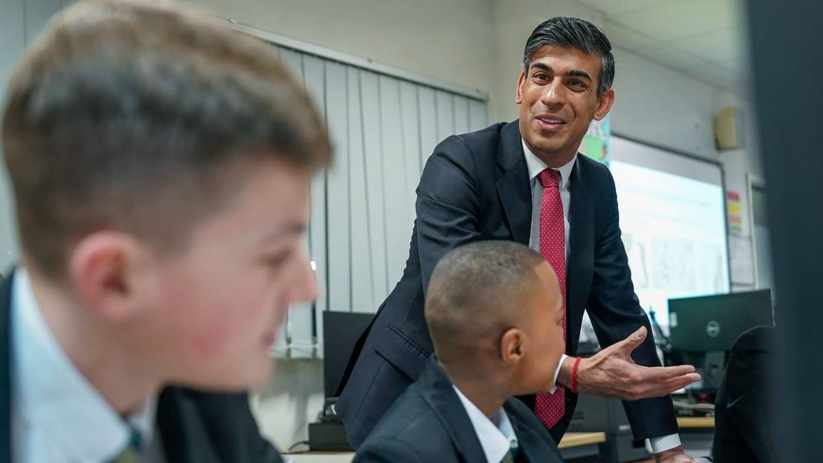 El primer ministro británico Rishi Sunak en una reunión con estudiantes