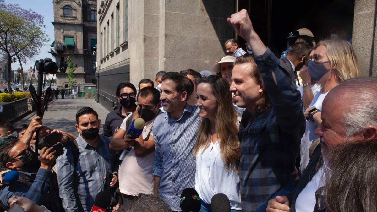 Los hijos de Alejandra Cuevas afuera del edificio de la Suprema Corte