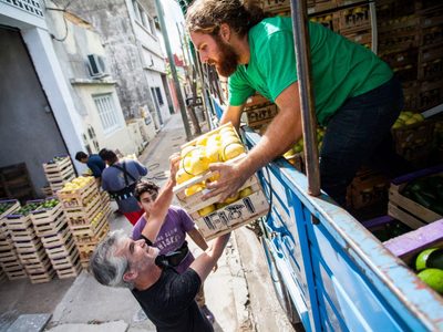 Solidaridad: trabajadores agrícolas donarán tres mil bolsones de verdura en Villa Azul