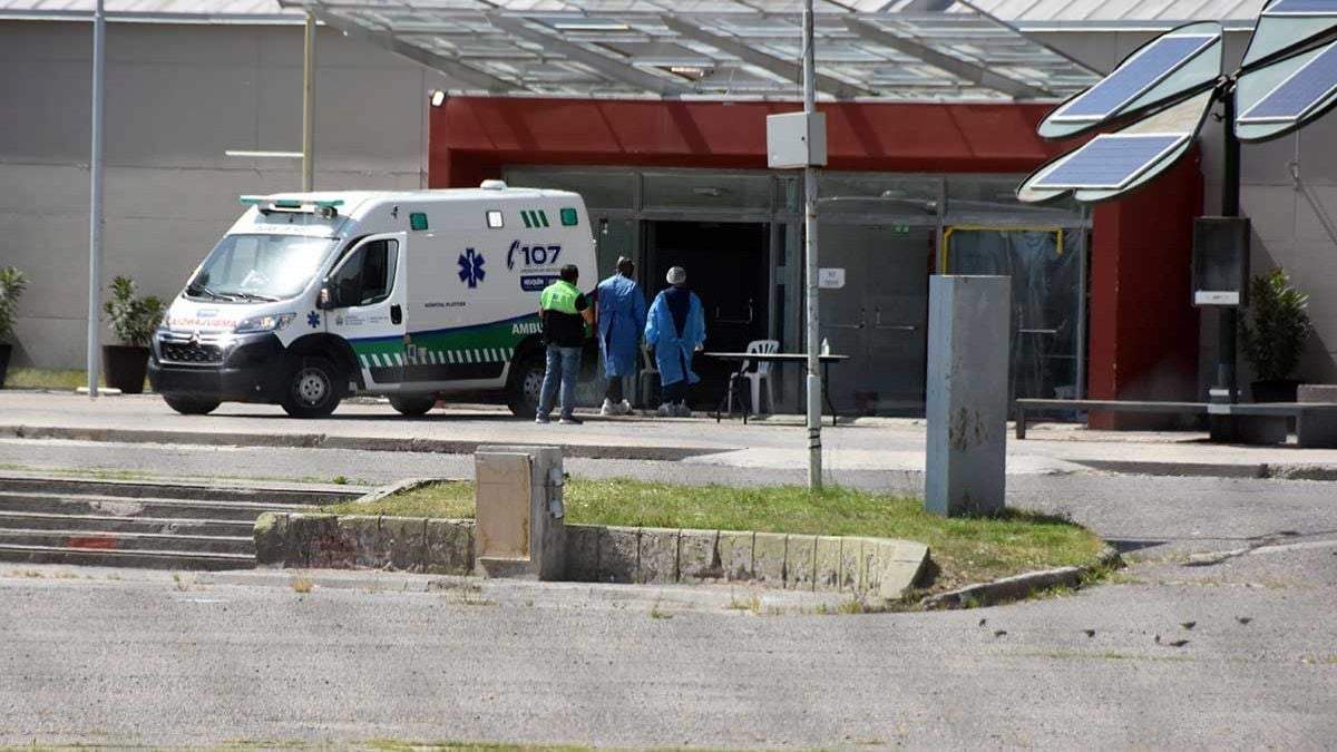 Ambulancia en el ingreso de la Unidad de Cuidados Exclusivos de Coronavirus en el Espacio Duam. Fuente: (Twitter)
