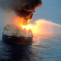 Arde un carguero con 270.000 toneladas de crudo y amenaza al Índico