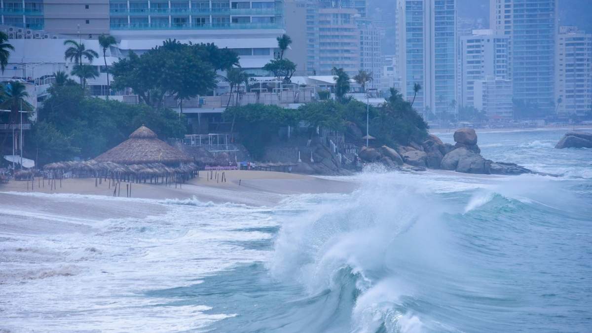 Lluvias y oleaje en Acapulco, Guerrero, una de las entidades amenazadas por el posible cliclón