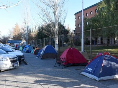 Largas filas en las puertas del CPE para cubrir licencias de titulares