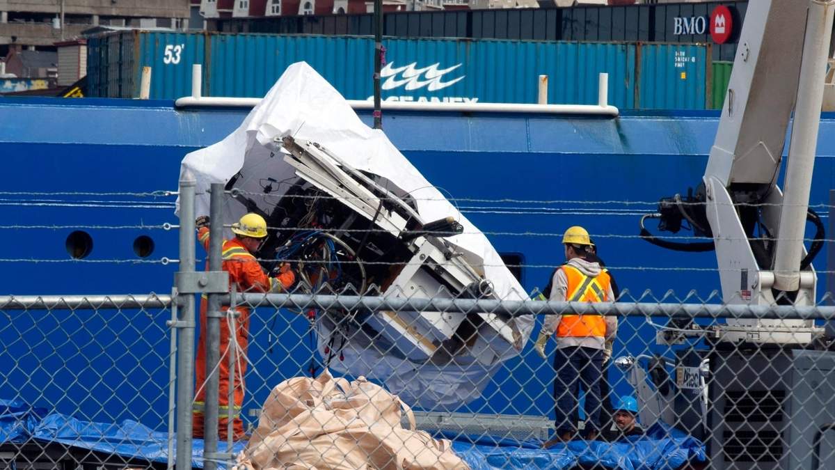 Escombros del sumergible Titán son descargados en San Juan, Terranova