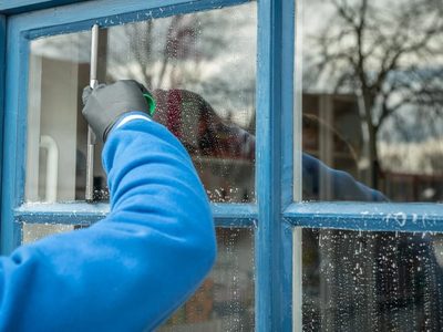 El secreto de la abuela con pocos ingredientes para limpiar los vidrios de las ventanas y dejarlos relucientes
