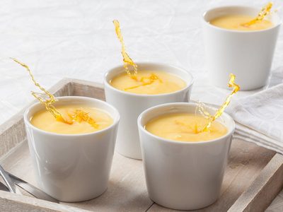 Flan de vainilla en taza, en microondas y con solo 4 ingredientes: el antojito dulce que necesitás esta semana