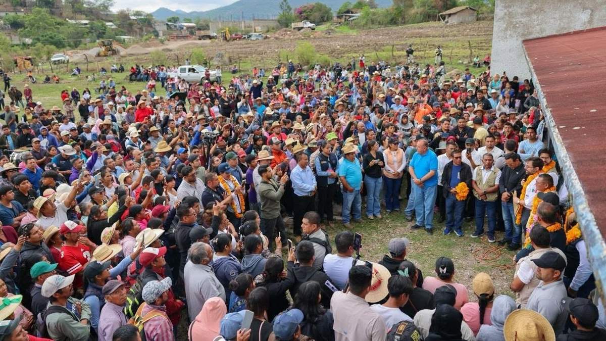 Pobladores de Atlixtac reciben a la gobernadora de Guerrero y al director general del IMSS Bienestar que fueron a liberar a funcionarios federales y estatales retenidos.