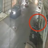 Video muestra secuestro de mujer en Puebla; el hombre con quien hablaba no interviene