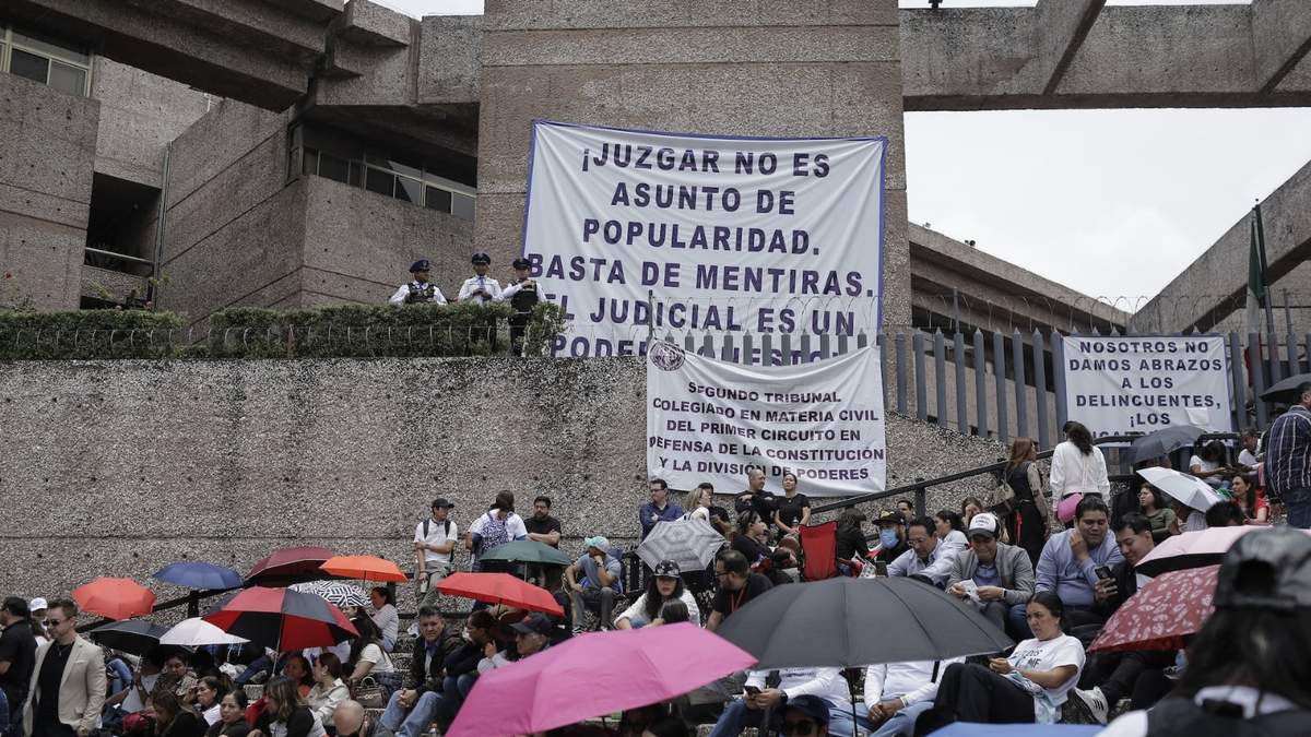 Trabajadores del Poder Judicial en la sede San Lázaro en imagen de agosto