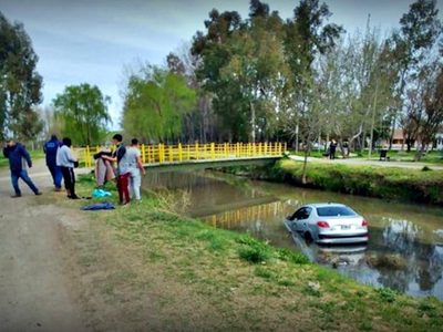 Con el auto, directo al arroyo: insólito accidente en Neuquén