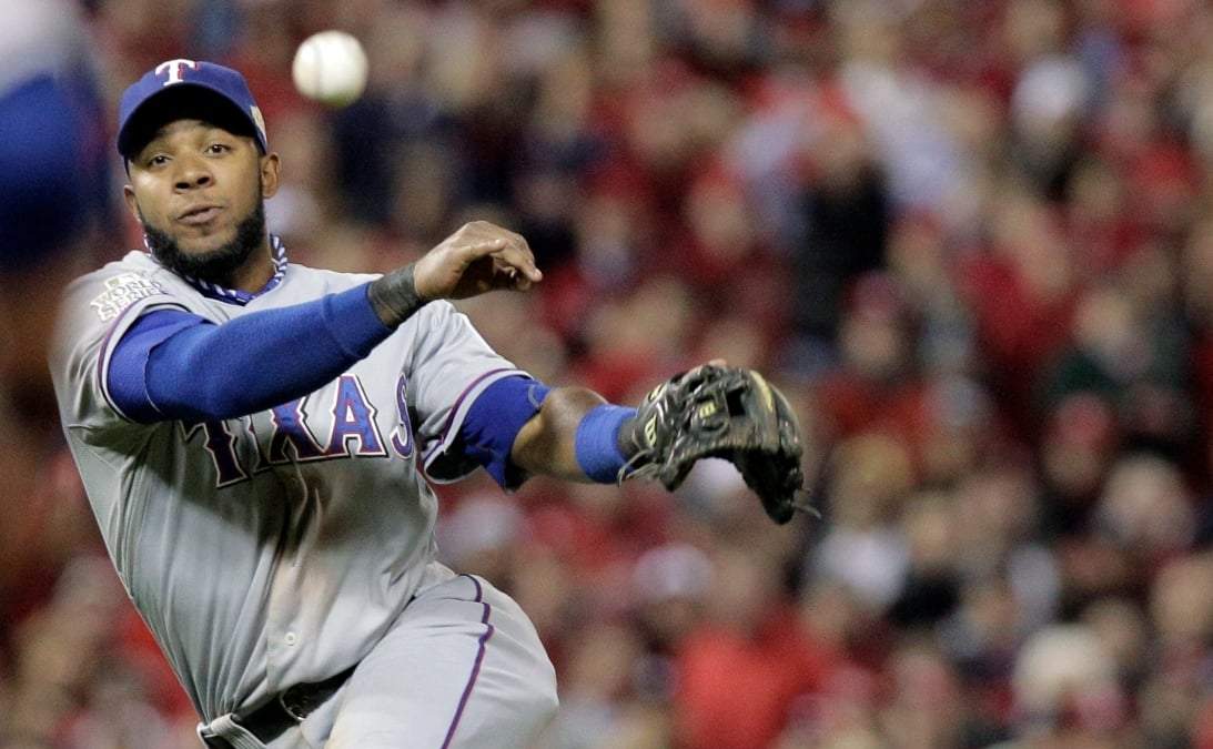 Elvis Andrus de los Rangers de Texas durante el séptimo juego de la Serie Mundial contra los Cardenales de San Luis, el 28 de octubre de 2011