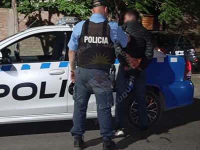 Vecinos de Neuquén detuvieron a un motochorro que había golpeado a una mujer y la arrastró por el piso