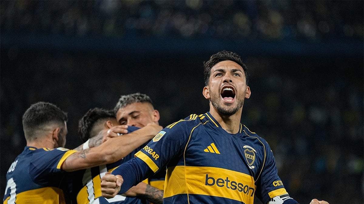 Leandro Paredes celebra ante la tribuna y más atrás hay abrazo de gol de Boca