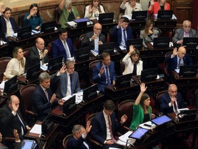 Incorregibles: Senadores se aumentaron las dietas a mano alzada y sin debate