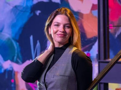 Volados y mucho estilo: la prenda chic con la que Marcela Kloosterboer marca tendencia