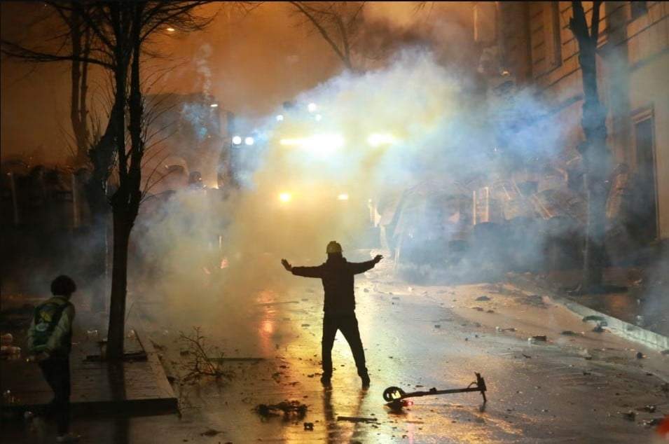 Protesta contra la decisión del gobierno de Georgia de suspender las negociaciones de adhesión a la Unión Europea, frente al edificio del Parlamento en Tiflis, la madrugada del domingo 1 de diciembre de 2024