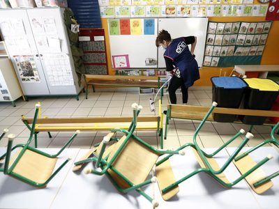 Rápida marcha atrás en 22 escuelas de Francia