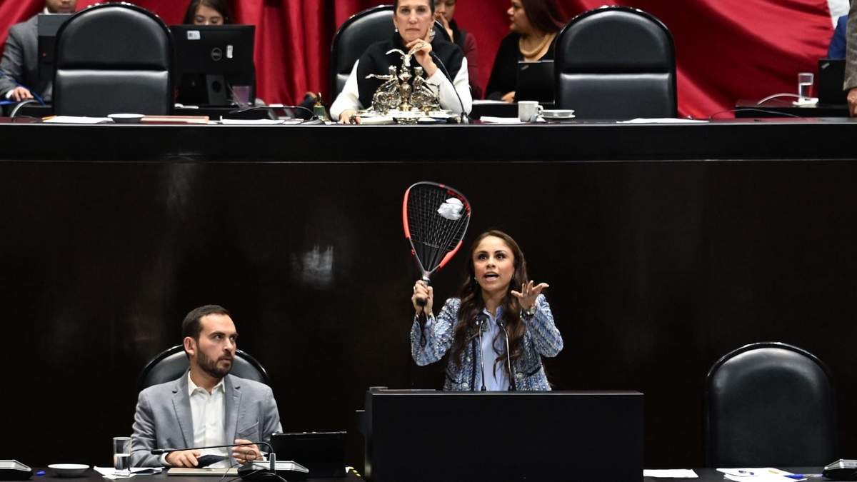 Paola Longoria usó una raqueta durante su intervención