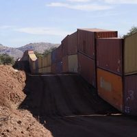 Gobernador de Arizona "blinda" con cientos de contenedores frontera con México