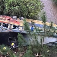 Terrible tragedia en Misiones al caer un colectivo a un arroyo