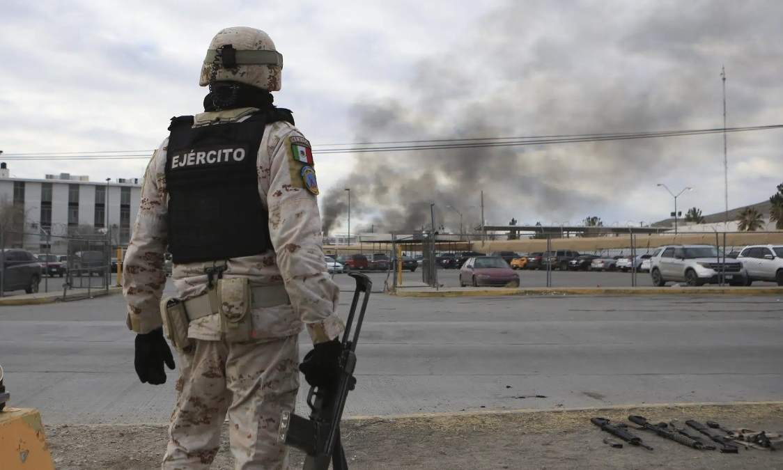 Un soldado mexicano monta guardia afuera de una cárcel estatal en Ciudad Juárez