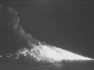 El volcán Villarrica expulsó una columna de cenizas incandescentes de 600 metros de altura