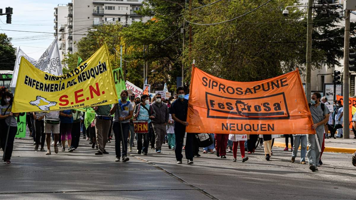 Movilización del Sindicato de Profesionales de la Salud de Neuquén por el centro de la ciudad capital. Fuente: (Twitter)
