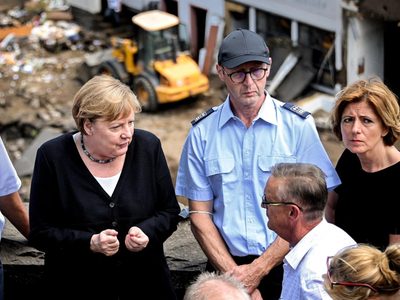 Angela Merkel visitó las zonas devastadas por las inundaciones en Alemania