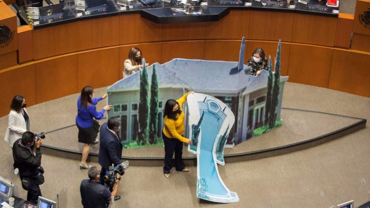 Réplica de la "Casa Gris" en la tribuna del Senado