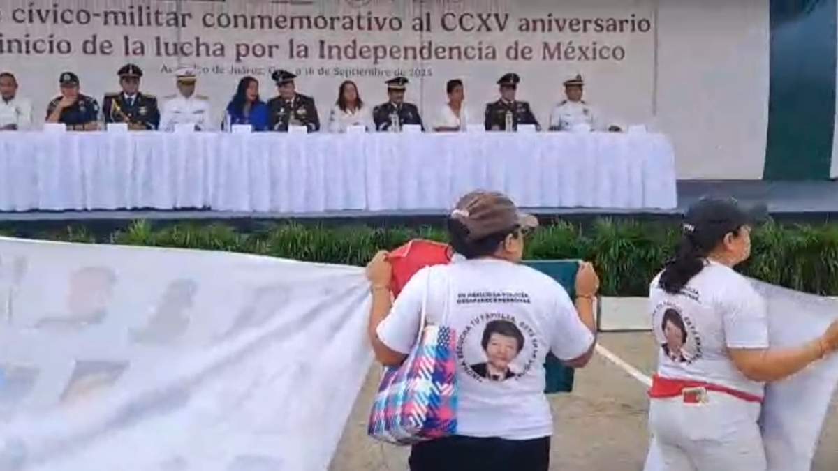 Las madres buscadoras se plantaron frente al presidium encabezado por Abelina López, alcaldesa de Acapulco