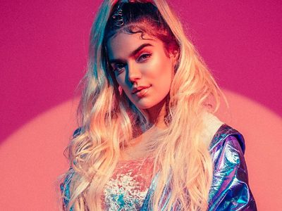 ¡No estás soñando! Karol G publica la foto de los besos que le dieron Natti Natasha y Becky G