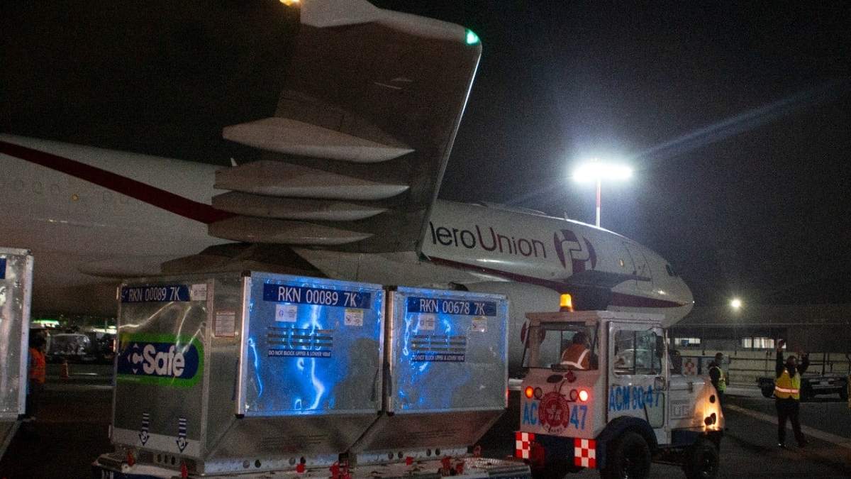 Avión de carga en el AICM